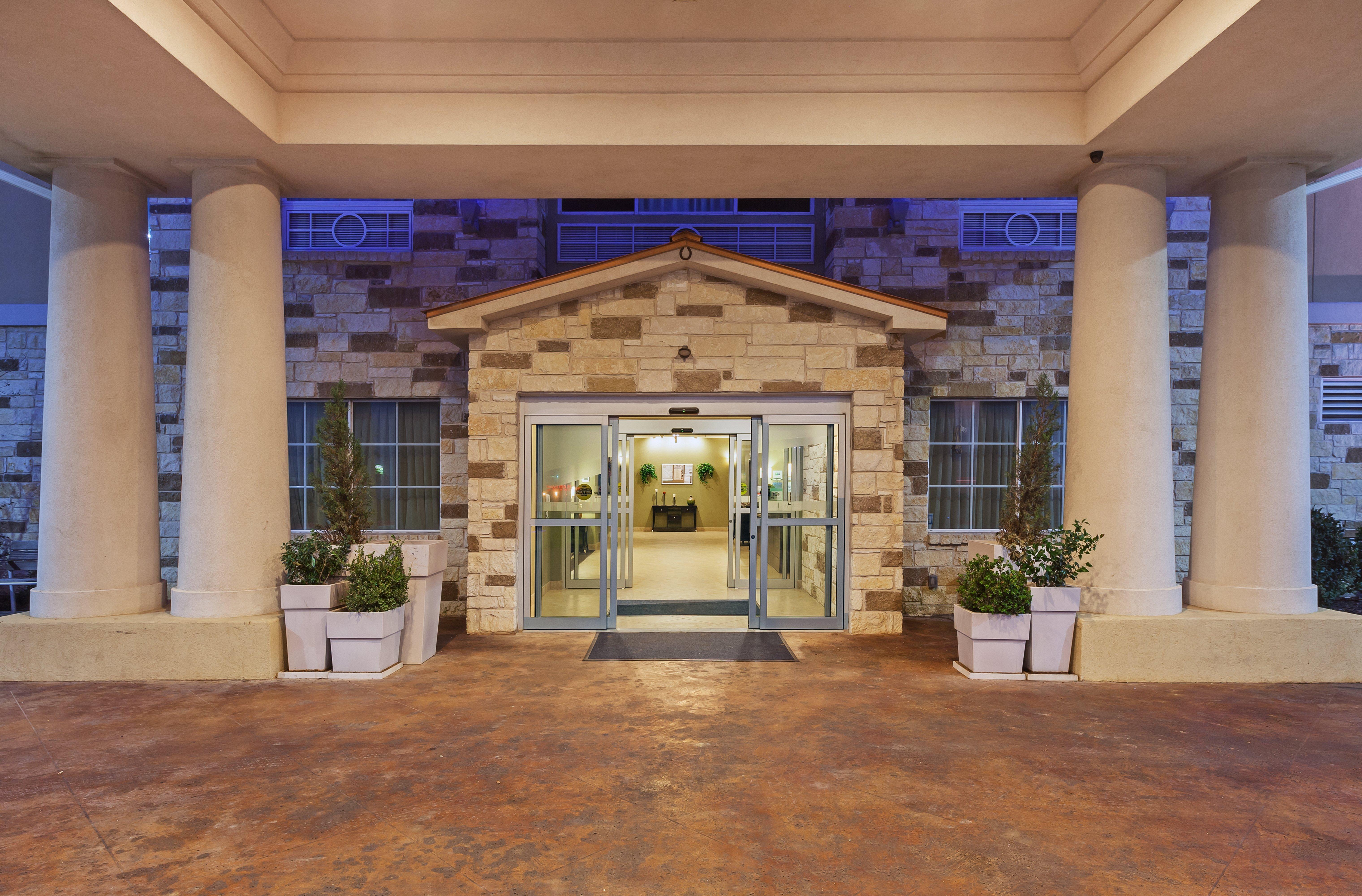 Holiday Inn Express & Suites Brady By Ihg Esterno foto