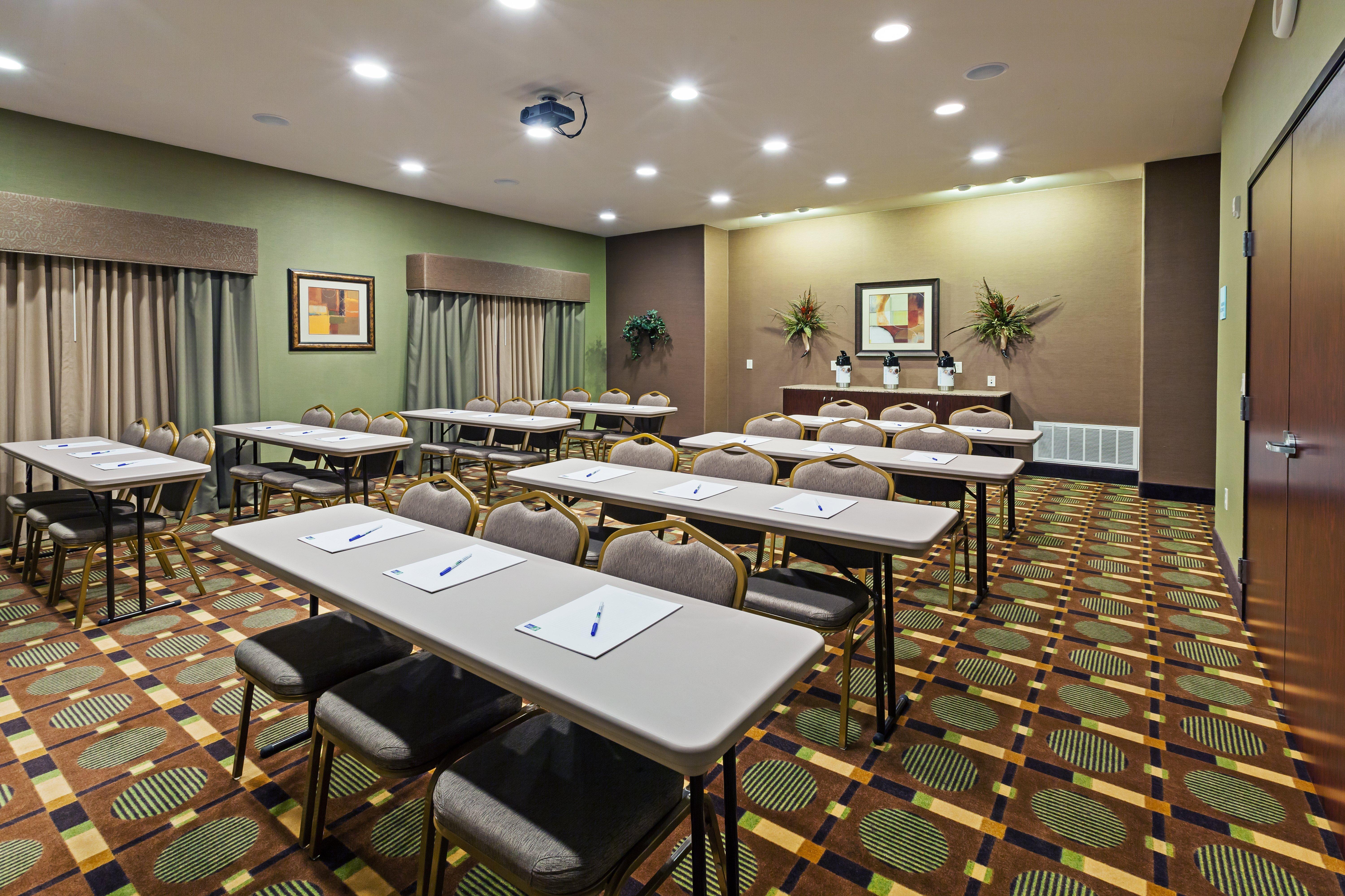 Holiday Inn Express & Suites Brady By Ihg Esterno foto