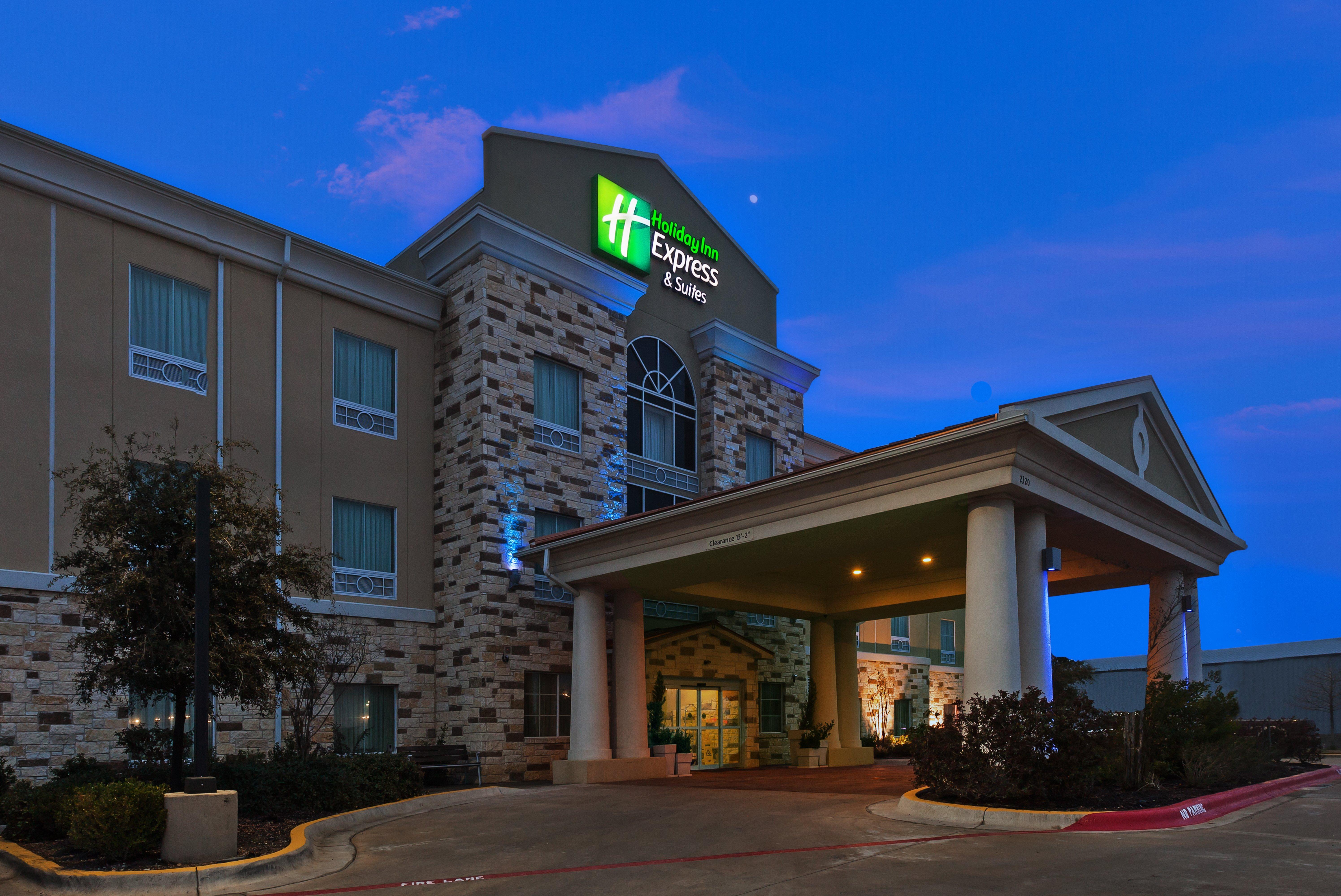 Holiday Inn Express & Suites Brady By Ihg Esterno foto