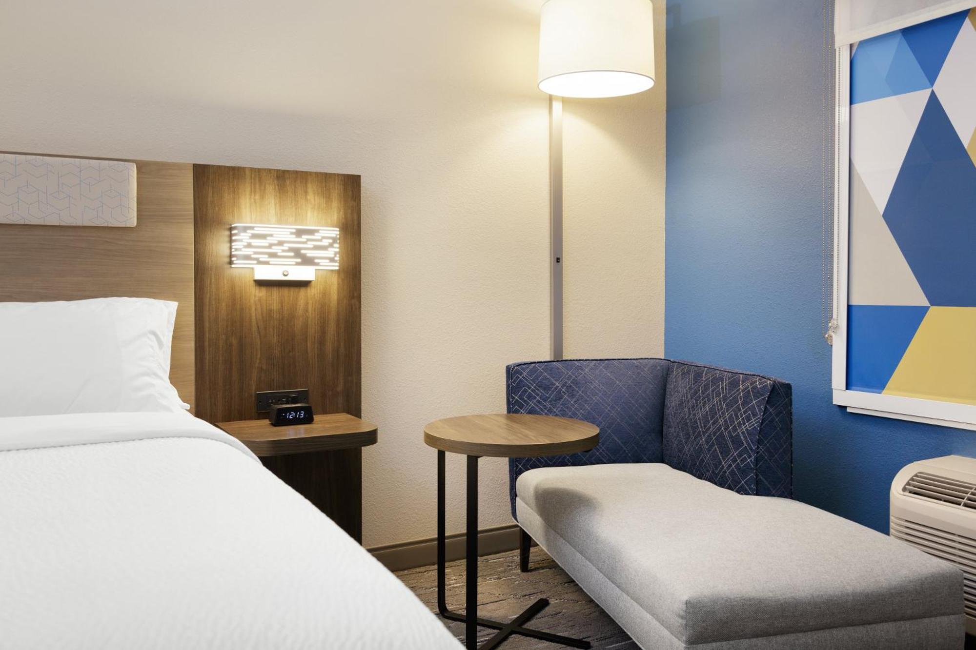 Holiday Inn Express & Suites Brady By Ihg Esterno foto
