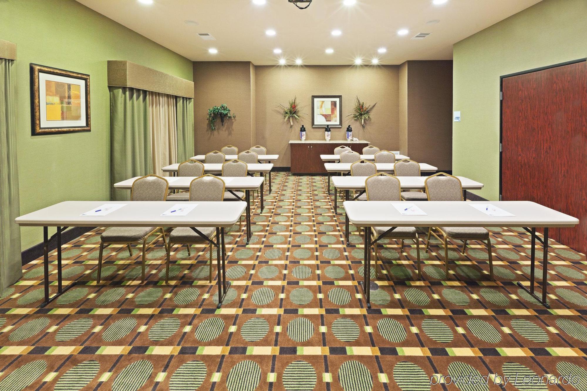 Holiday Inn Express & Suites Brady By Ihg Servizi foto