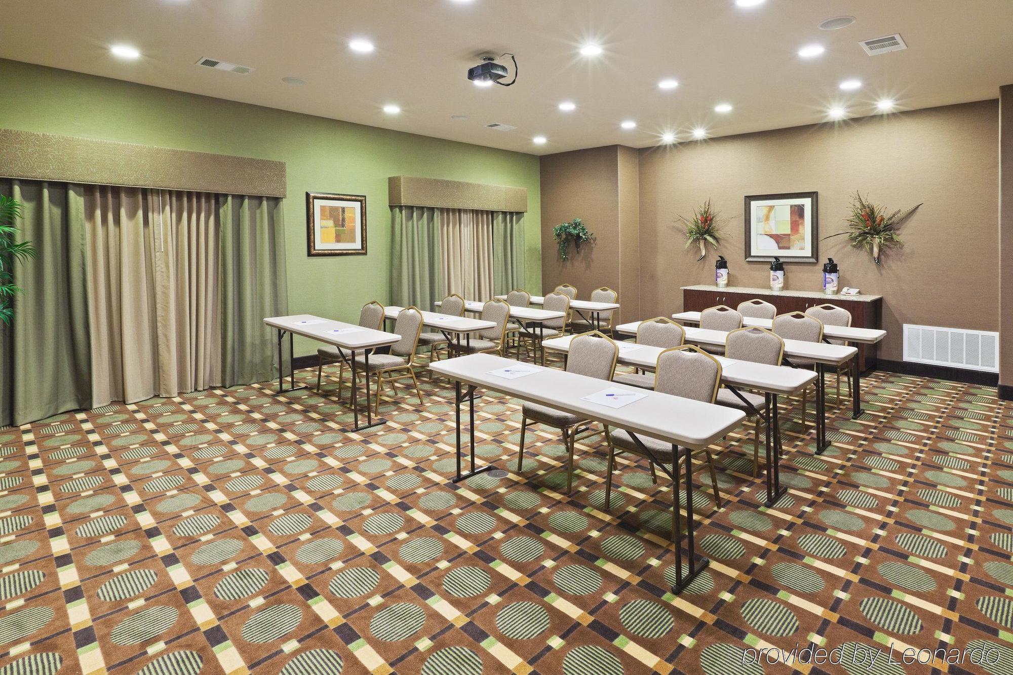 Holiday Inn Express & Suites Brady By Ihg Servizi foto