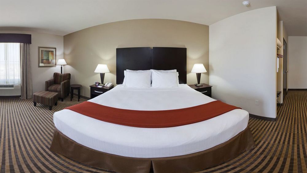 Holiday Inn Express & Suites Brady By Ihg Esterno foto